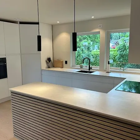 Large With A Lovely Garden, Perfect For Families! Вілла