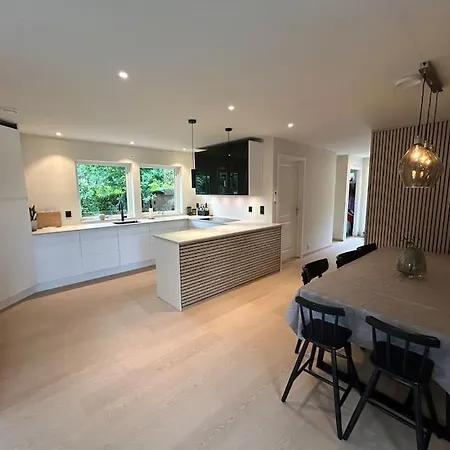 Вілла Large With A Lovely Garden, Perfect For Families! Берген