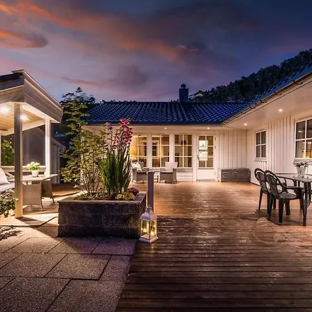Large With A Lovely Garden, Perfect For Families! Вілла Берген