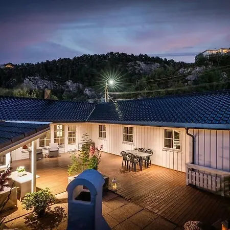 Large With A Lovely Garden, Perfect For Families! Берген